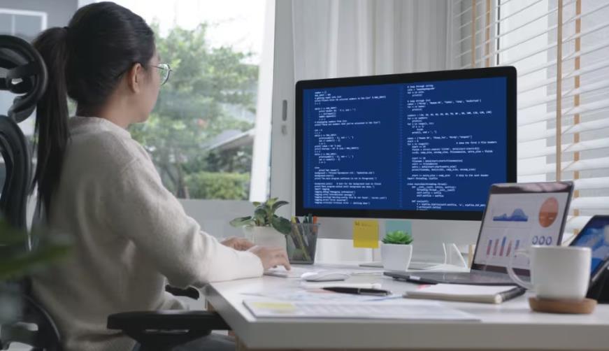 东乌珠穆沁旗软件开发公司实战建议：网站赋能，为何必须接入支持机器人？